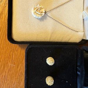 Beautiful ivory rose necklace and earrings set.